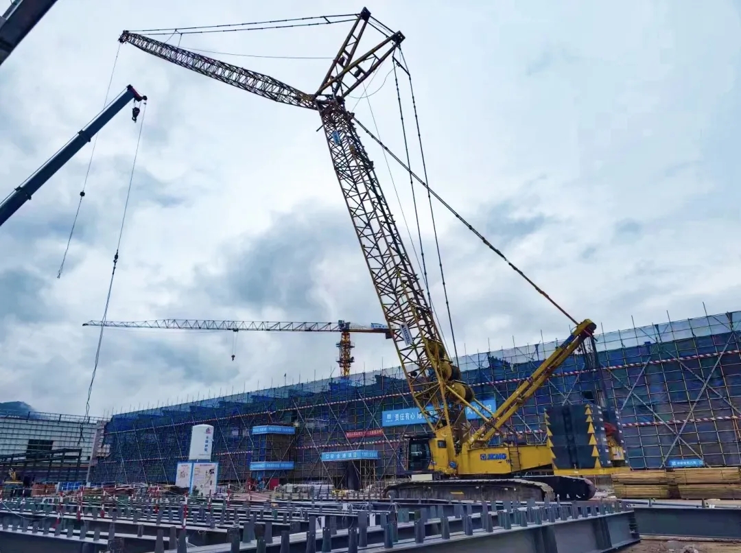 “鋼”鐵的意志！徐工XGC320履帶起重機參建大跨度鋼結構工業廠房