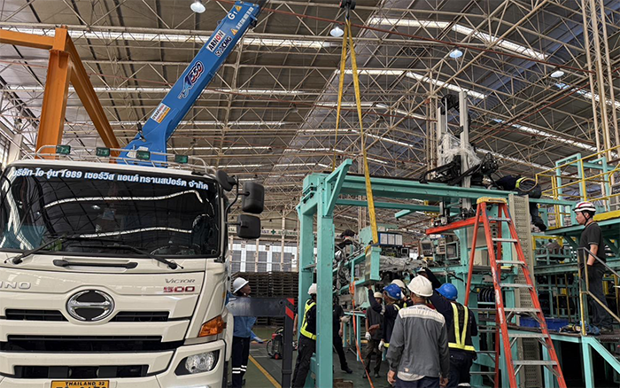 隨車吊界 “卷王” 現身東南亞廠房，一機頂十臺